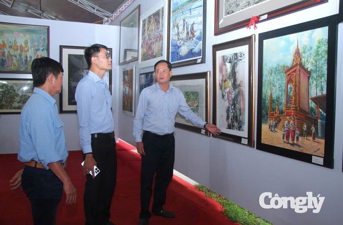 Các đại biểu tham quan các tác phẩm trưng bày tại triển lãm (Ảnh: Chanh Đa)