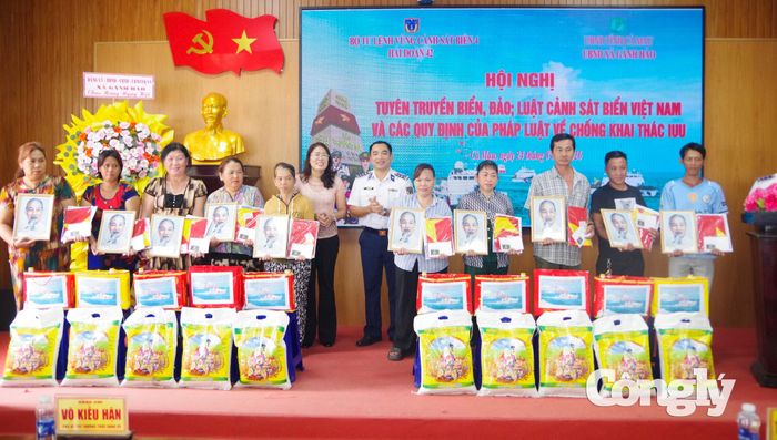 Thượng tá Trịnh Minh Hiển, Bí thư Đảng ủy, Chính ủy Hải đoàn 42 và bà Võ Kiều Hận, Phó Bí thư Thường trực Đảng ủy xã Gành Hào trao tặng các phần quà