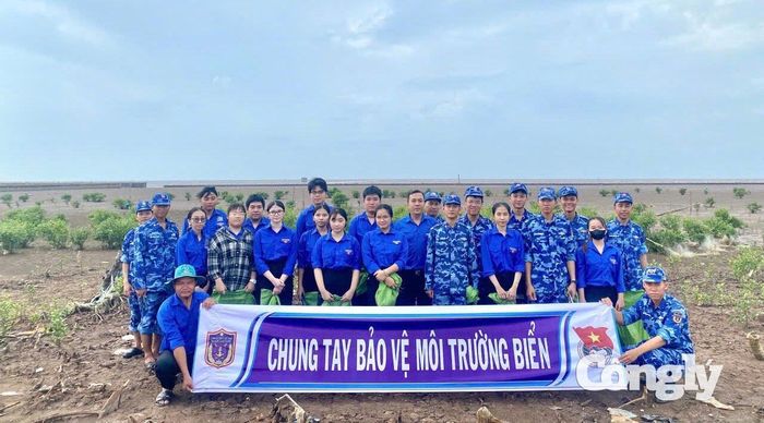 Cán bộ đoàn viên thanh niên Đoàn cơ sở Hải đoàn 42 cùng đoàn viên thanh niên xã Gành Hào cùng chung tay bảo vệ môi trường biển