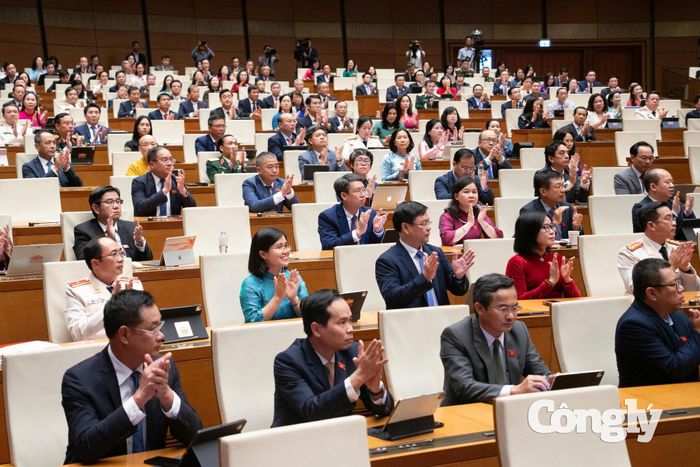 100% ĐBQH có mặt tán thành thông qua Nghị quyết về việc thành lập thành phố Quảng Ninh.