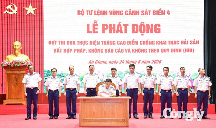 Thiếu tướng Đào Bá Việt - Tư lệnh Vùng Cảnh sát biển 4 và Thiếu tướng Nguyễn Văn Dũng - Chính ủy Bộ Tư lệnh Vùng Cảnh sát biển 4 chứng kiến các cơ quan, đơn vị ký kết giao ước thi đua