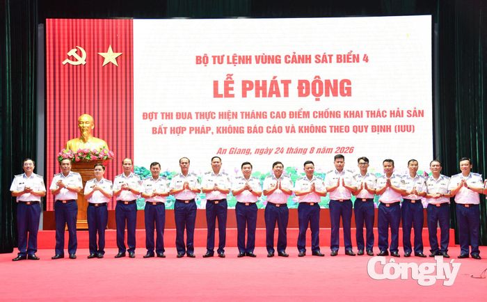 Thủ trưởng Bộ Tư lệnh Vùng và chỉ huy các cơ quan, đơn vị thể hiện quyết tâm thi đua