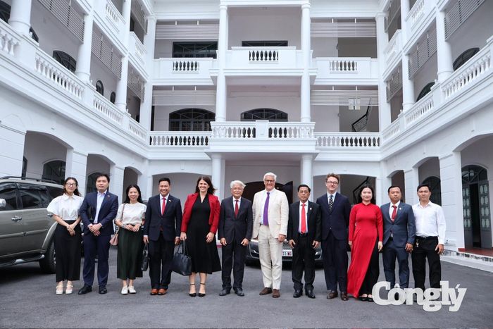 Đoàn công tác chụp hình trước trụ sở Tòa án chuyên biệt tại Trung tâm tài chính quốc tế Việt Nam. (Ảnh: Chu Phương)