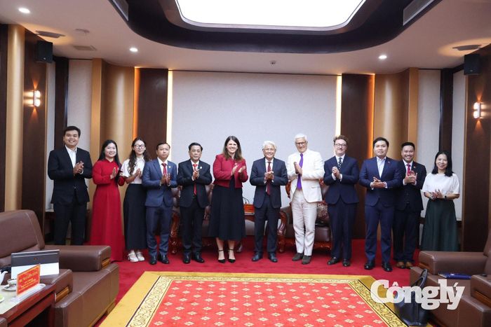 Đoàn công tác chụp hình lưu niệm (Ảnh: Chu Phương)