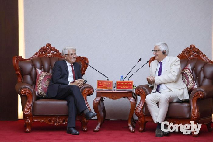 Luật sư Lưu Tiến Dũng và ông Andrew Oldland KC, Luật sư Vương quốc Anh, Trưởng nhóm Công tác về Trung tâm tài chính quốc tế của TheCityUK. (Ảnh: Chu Phương)