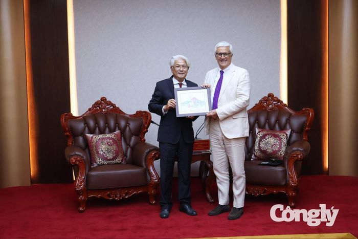 Luật sư Lưu Tiến Dũng tặng quà lưu niệm ông Andrew Oldland. (Ảnh: Chu Phương)