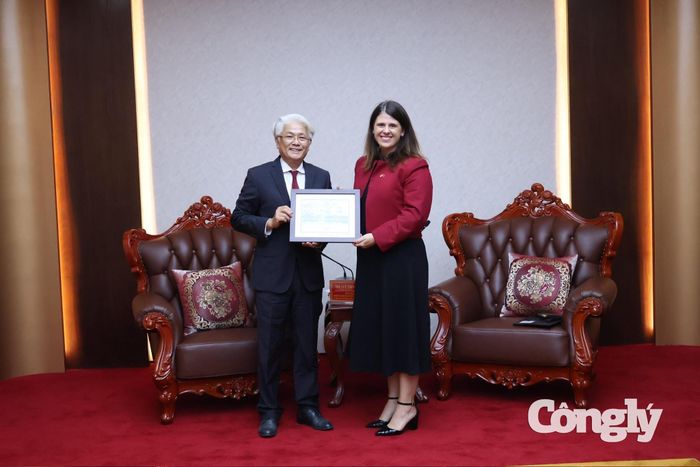 Luật sư Lưu Tiến Dũng tặng quà lưu niệm bà Alexandra Smith, Tổng Lãnh sự Anh tại Thành phố Hồ Chí Minh. (Ảnh: Chu Phương)
