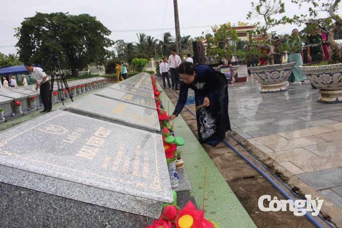 Các lãnh đạo và đại biểu thắp hương từng phần mộ liệt sĩ.