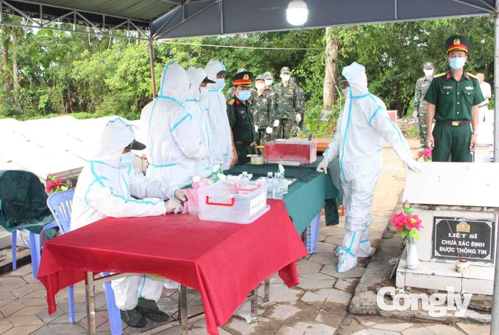 Ban Chỉ đạo 515 TP Cần Thơ tiến hành khai quật, lấy mẫu từ 626 phần mộ liệt sĩ chưa rõ thông tin.