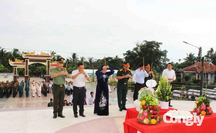 Các đại biểu thành kính thực hiện nghi thức dâng hương.