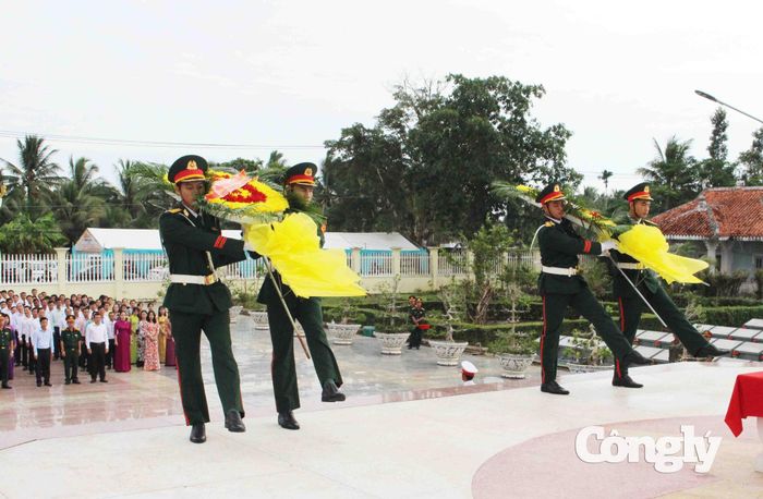 Nghi thức dâng hoa tại Nghĩa trang Liệt sĩ Mỹ Tú.