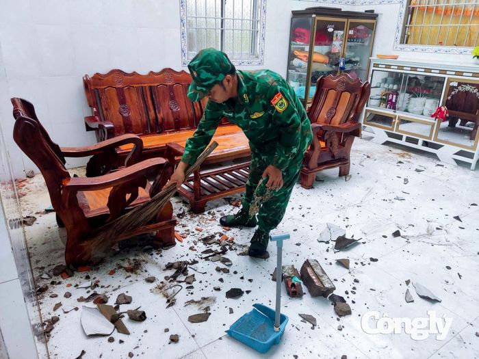 Cán bộ, chiến sĩ đồn Biên phòng Lai Hòa giúp dân khắc phục hậu quả lốc xoáy.