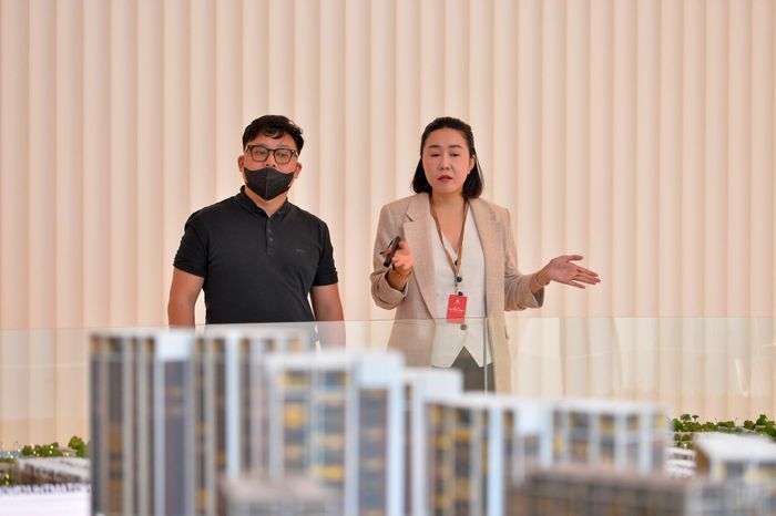 Hoạt động môi giới bất động sản được siết chặt trong dự thảo Luật Kinh doanh bất động sản (sửa đổi). Ảnh: Hoàng Anh.