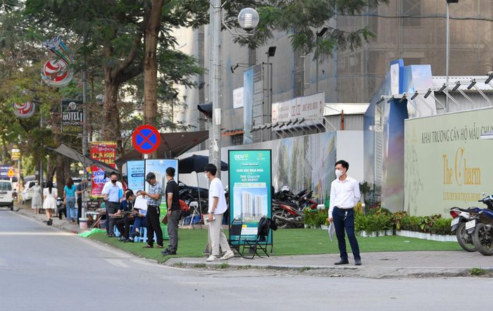 Quy định các chủ đầu tư dự án bất động sản không được ủy quyền cho tổ chức, cá nhân khác ký hợp đồng đặt cọc trong dự thảo Luật Kinh doanh bất động sản sửa đổi, thu hút sự quan tâm lớn của thị trường. Ảnh: Hoàng Anh.