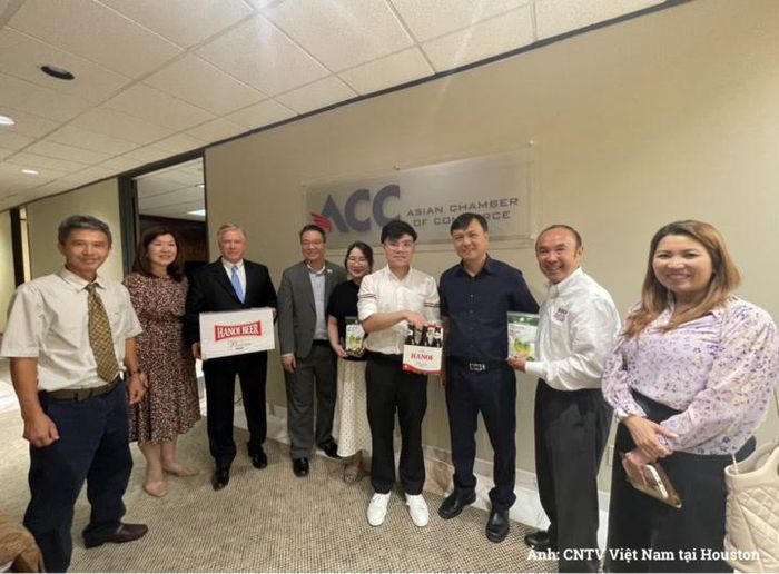 Các đại biểu chụp hình lưu niệm sau tọa đàm.