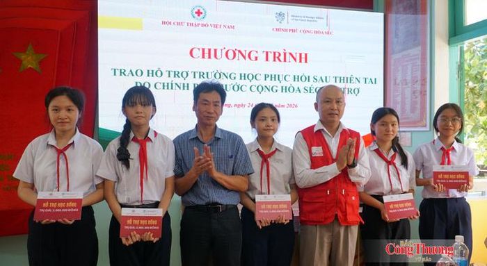 Trao học bổng cho các em học sinh trường Tiểu học & THCS Trần Quốc Toản