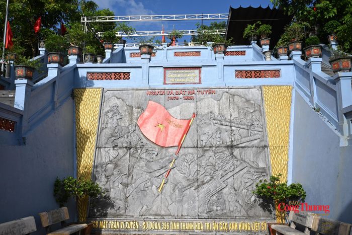 Trên phiến đá, dòng chữ khắc ghi lời thề năm xưa của người lính giữ chốt tại mặt trận Vị Xuyên: “Sống bám đá đánh giặc, chết hóa đá bất tử”.