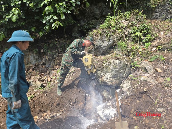 Một điểm hầm sập được các chiến sĩ Phân đội 2 dùng máy khoan để mở lối.