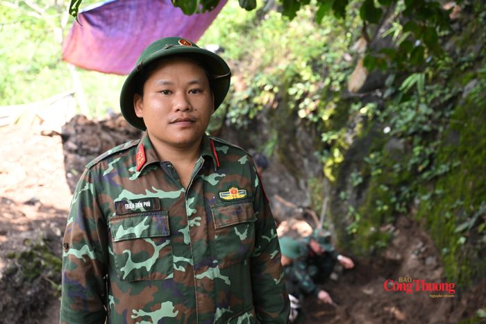 Đại úy Triệu Tiến Phú, Tổ trưởng Phân đội 2, Đội Tìm kiếm quy tập hài cốt liệt sĩ, Bộ Chỉ huy Quân sự tỉnh Tuyên Quang bên hầm sập phát hiện nhiều hài cốt và di vật của những người lính Vị Xuyên năm xưa.