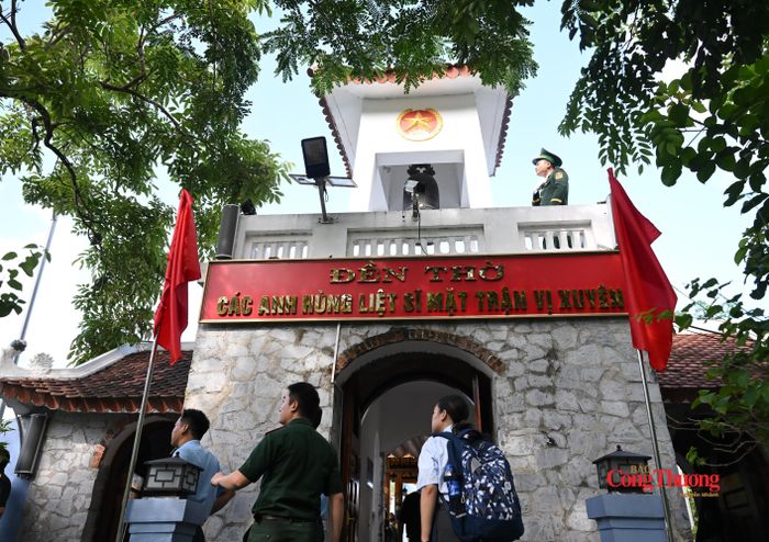 Tại Điểm cao 468 hôm nay, không còn tiếng đại bác, chỉ còn tiếng chuông ngân, bước chân người tìm về ký ức và những nén tâm hương thành kính được thắp lên.