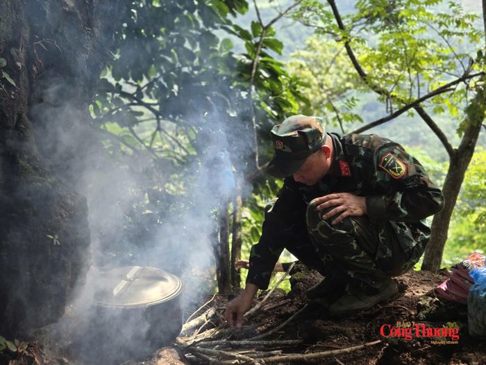 Các chiến sĩ nhóm lửa bằng củi khô nhặt gần đó, nấu mỳ ăn ngay tại Điểm cao 300 đá.