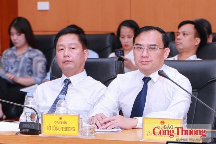 Ông Trần Ngọc Phúc, Phó Giám đốc Sở Công Thương Hưng Yên (bên phải)