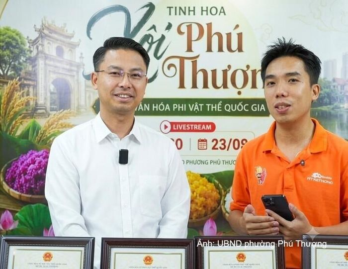 Ông Bùi Thế Cường, Phó Chủ tịch UBND phường Phú Thượng livestream giới thiệu, quảng bá xôi Phú Thượng.