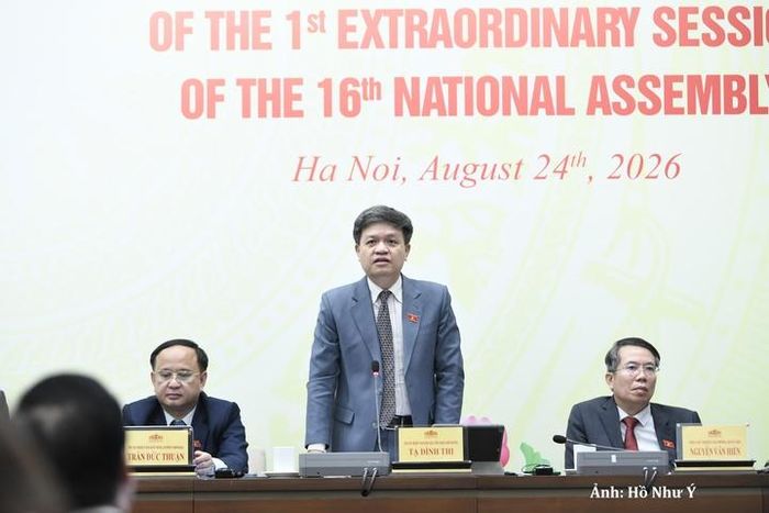 Ông Tạ Đình Thi, Phó Chủ nhiệm Ủy ban Khoa học, Công nghệ và Môi trường của Quốc hội thông tin tại họp báo.
