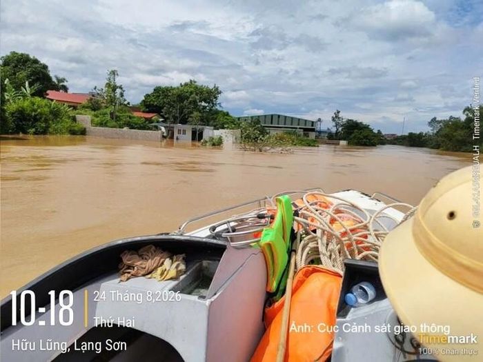 Công an các xã cũng chủ động triển khai phương án ứng phó thiên tai, bám sát diễn biến mưa lũ tại cơ sở.