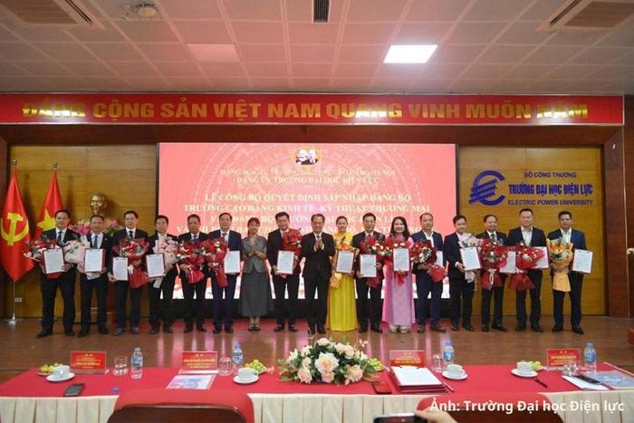 Các đại biểu chụp ảnh lưu niệm tại chương trình.
