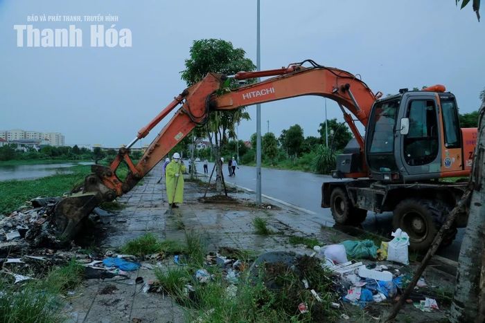 Các điểm tập kết rác phát sinh cũng được công nhân thu gom, dọn dẹp, góp phần giữ gìn đường phố sạch đẹp.