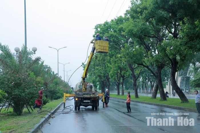 Công ty CP Môi trường và Công trình đô thị Thanh Hóa tập trung nhân lực khắc phục hệ thống chiếu sáng trên địa bàn phường Hạc Thành.