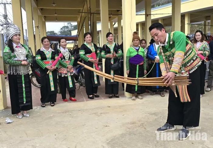Khèn trở thành cầu nối không thể thiếu trong các dịp lễ của bà con đồng bào Mông. Ảnh: Đình Giang