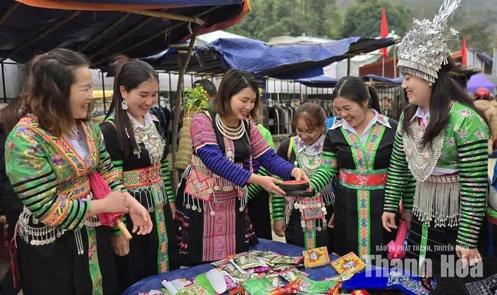 Trang phục của những cô gái Mông được diện trong ngày hội của bản.