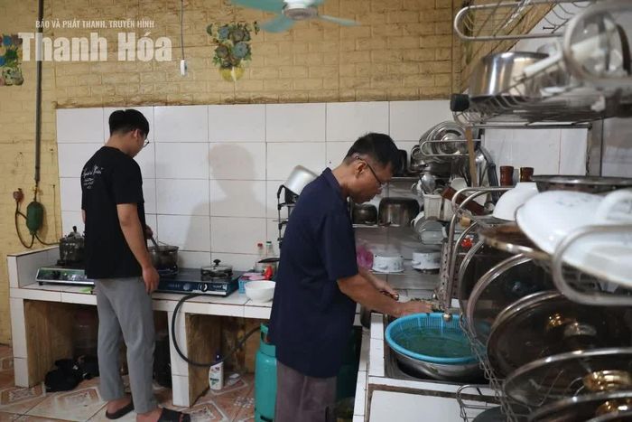 Hùng cùng bố chuẩn bị bữa ăn cho gia đình. Sau phẫu thuật điều trị ung thư trực tràng, sức khỏe ông Niên đang dần ổn định.