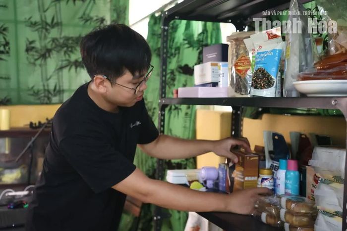 Ngoài công việc thiết kế, Hùng xây dựng kênh TikTok, giới thiệu sản phẩm và bán hàng để có thêm thu nhập ngay tại nhà.