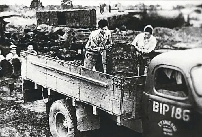 Dòng xăng dầu huyết mạch được đảm bảo thông suốt, liên tục, từ đồng ruộng đến công trường, nông trường, nhà máy, vượt Trường Sơn khói lửa, tới chiến trường miền Nam ruột thịt. Ảnh tư liệu.