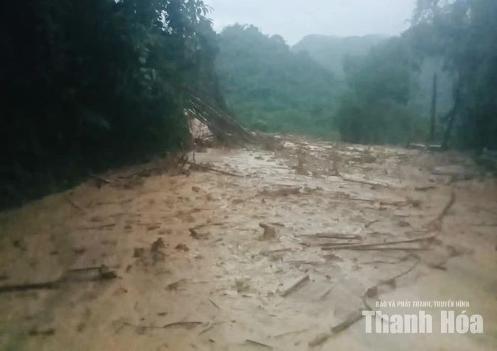 Sạt lở đất đá tràn xuống mặt Quốc lộ 217.