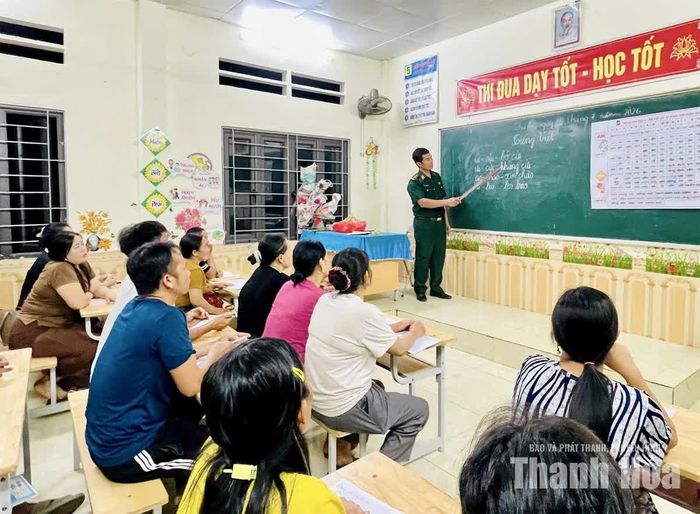 Một buổi học xóa mù chữ tại bản Pom Khuôm, xã Tam Chung.