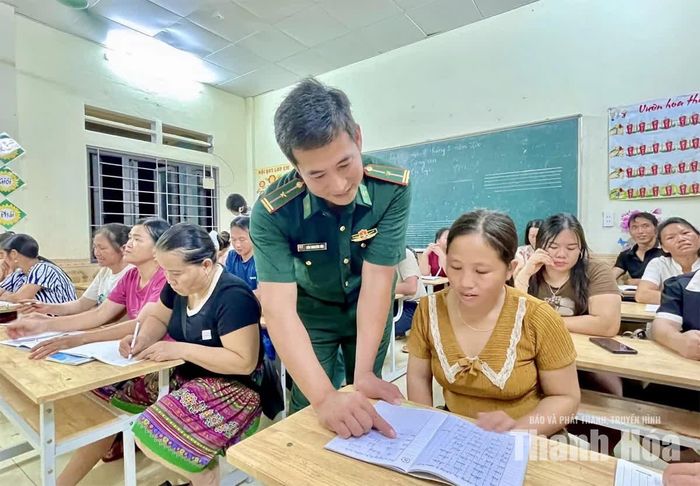 Một buổi học xóa mù chữ tại bản Pom Khuôm, xã Tam Chung.