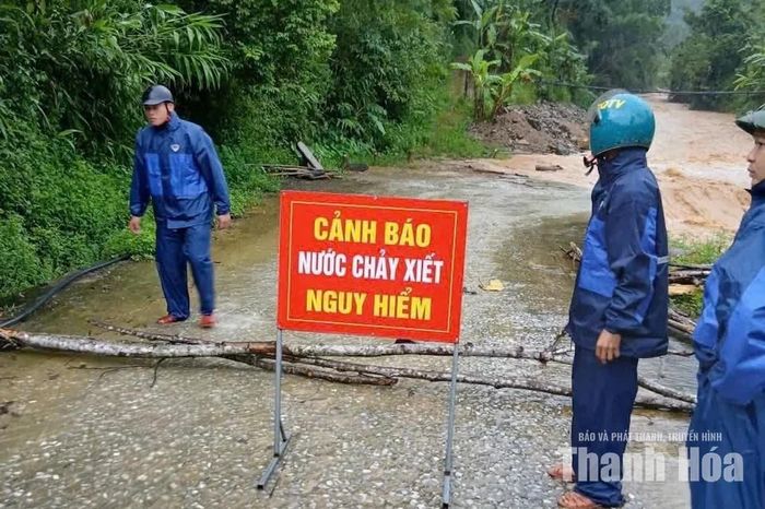Chính quyền địa phương đặt biển cảnh báo người và phương tiện không lưu thông qua điểm ngập nước.