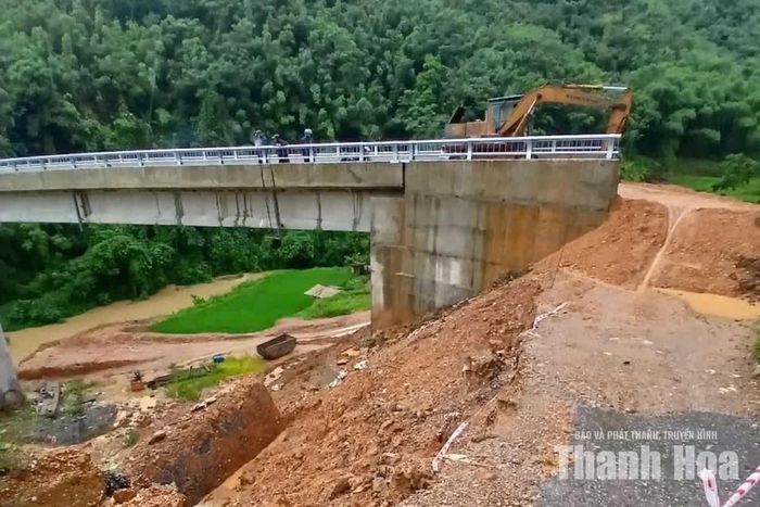 Xói lở đất tại đầu cầu suối Len, xã Na Mèo.