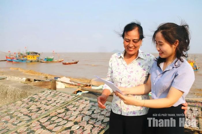 Cán bộ Tổ chức TCVM Thanh Hóa tư vấn cho khách hàng tại xã Vạn Lộc vay vốn phát triển sản xuất, kinh doanh.