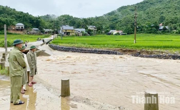 Do ảnh hưởng của mưa lớn kéo dài, từ ngày 21 đến 24/8/2026, Đồn Biên phòng Hiền Kiệt duy trì lực lượng trực 24/24 giờ, sẵn sàng hỗ trợ Nhân dân khi có tình huống xảy ra. Qua rà soát các khu vực có nguy cơ sạt lở, đơn vị đã phối hợp vận động, di dời 9 hộ/38 khẩu đến nơi tránh trú an toàn.