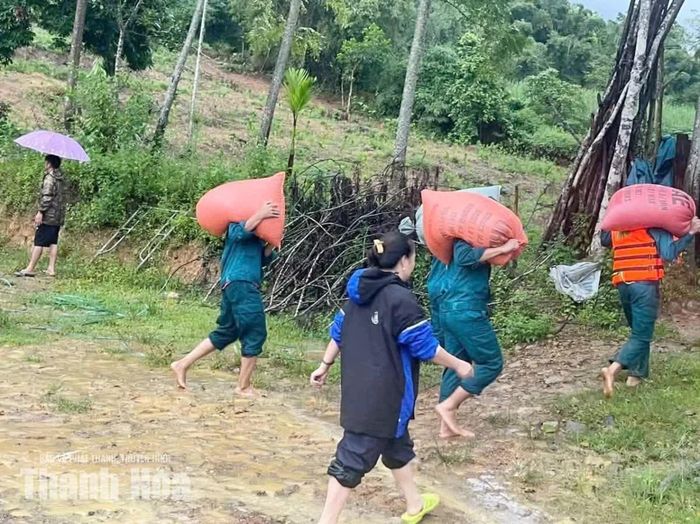 Trên địa bàn xã Điền Quang xảy ra ngập úng cục bộ tại 4 điểm tràn, Ban Chỉ huy Quân sự xã đã khẩn trương huy động cán bộ, lực lượng dân quân thường trực với 10 đồng chí tổ chức triển khai các biện pháp ứng phó. (Trong ảnh: Lực lượng dân quân xã hỗ trợ di chuyển tài sản, đưa các hộ dân đến vị trí an toàn).