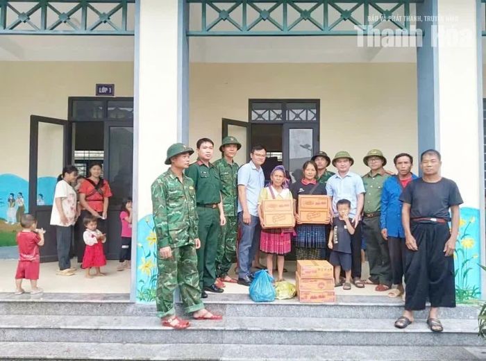 Đồn Biên phòng Tam Chung đã vận động di dời 10 hộ với 76 nhân khẩu ở bản Suối Lóng là khu vực có nguy cơ sạt lở cao đến nơi tránh trú an toàn; đồng thời hỗ trợ nhu yếu phẩm để các hộ dân ổn định cuộc sống trong thời gian mưa lớn kéo dài.