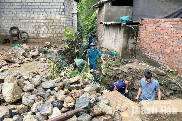 Đồn Biên phòng Quang Chiểu kiểm tra các điểm sạt lở, nguy cơ sạt lở; tuyên truyền cho các hộ dân di dời về nơi an toàn.