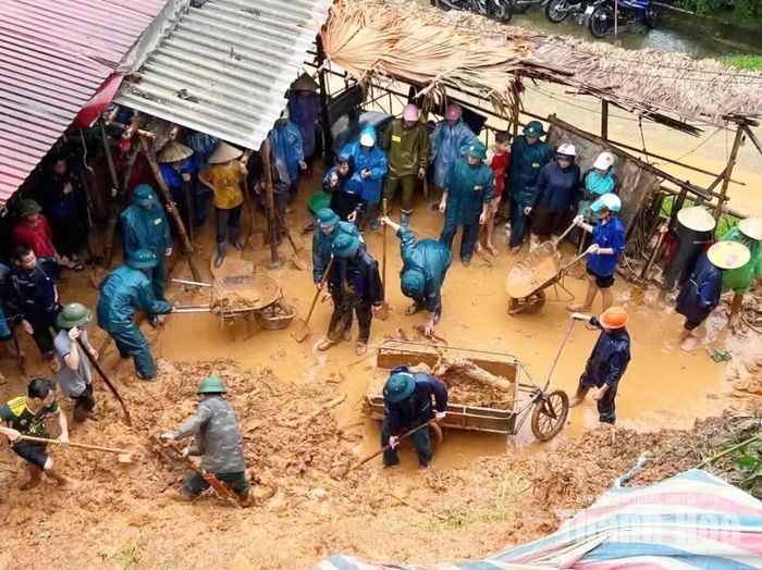 Ban Chỉ huy Quân sự xã Cổ Lũng kịp thời khắc phục các điểm sạt lở, di chuyển cây đổ chắn ngang đường, giải phóng lòng đường, đảm bảo giao thông an toàn.