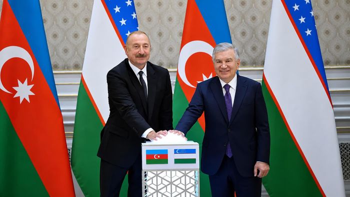 Tổng thống Uzbekistan Shavkat Mirziyoyev và người đồng cấp Azerbaijan Ilham Aliyev. Ảnh: Euronews.