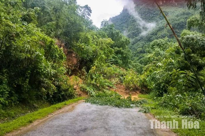 Mưa lớn gây sạt lở trên Quốc lộ 16 đoạn qua bản Bơn, xã Mường Mìn.